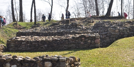 Visite scolastiche in spazi verdi, dove secoli di storia hanno  lasciato tracce importanti. Castelseprio e S. Maria foris portas